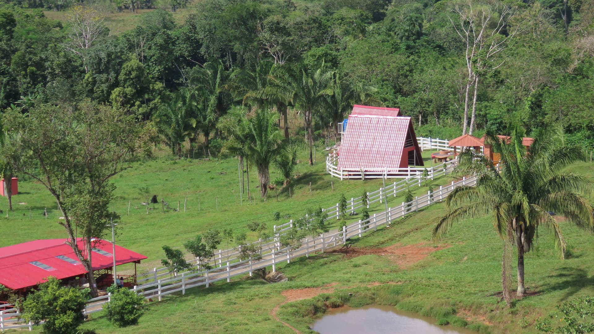 Paisaje abierto de la hacienda con cabana y senderos