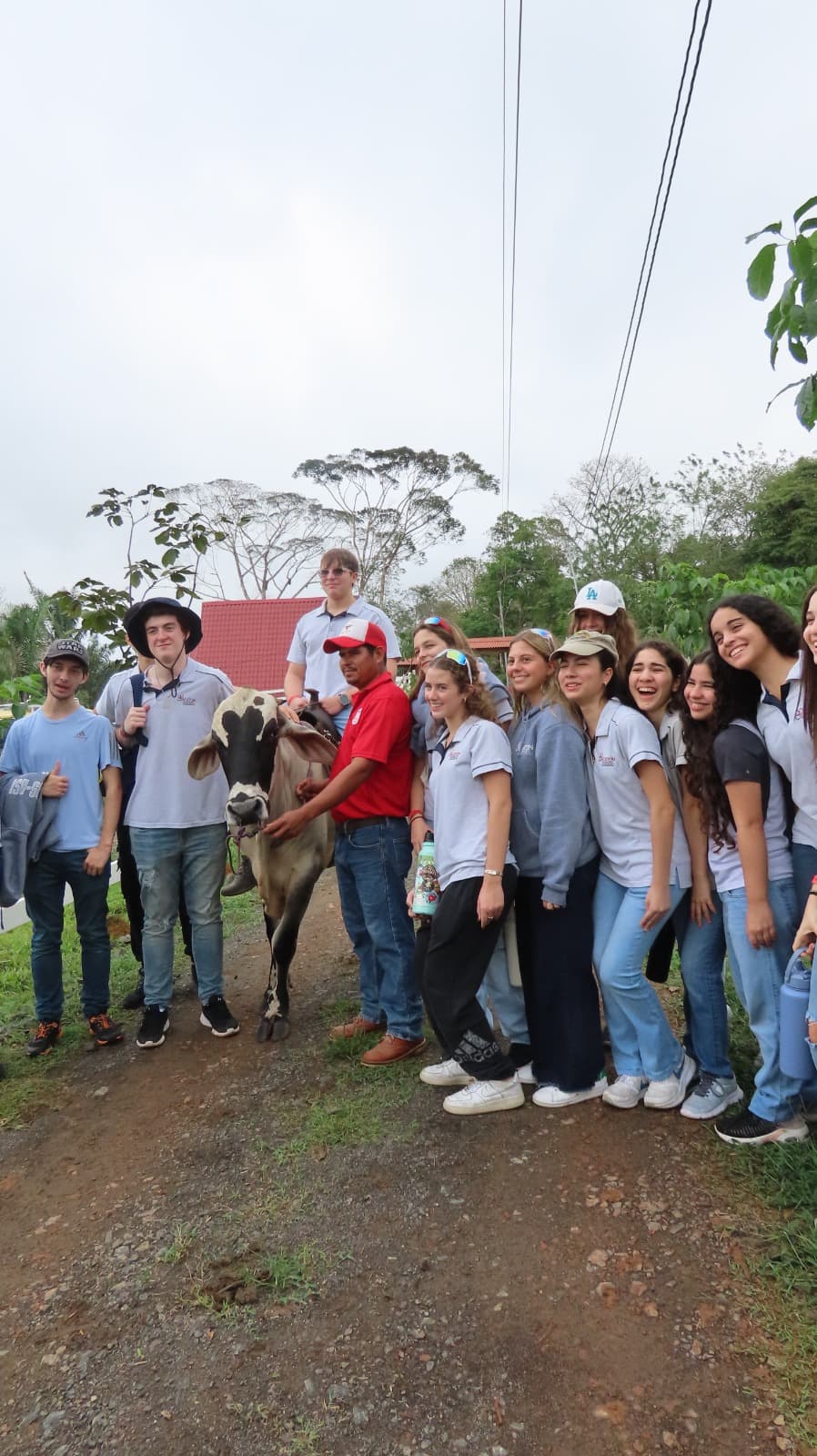 Grupo de visitantes junto a un animal de Hacienda Barrios