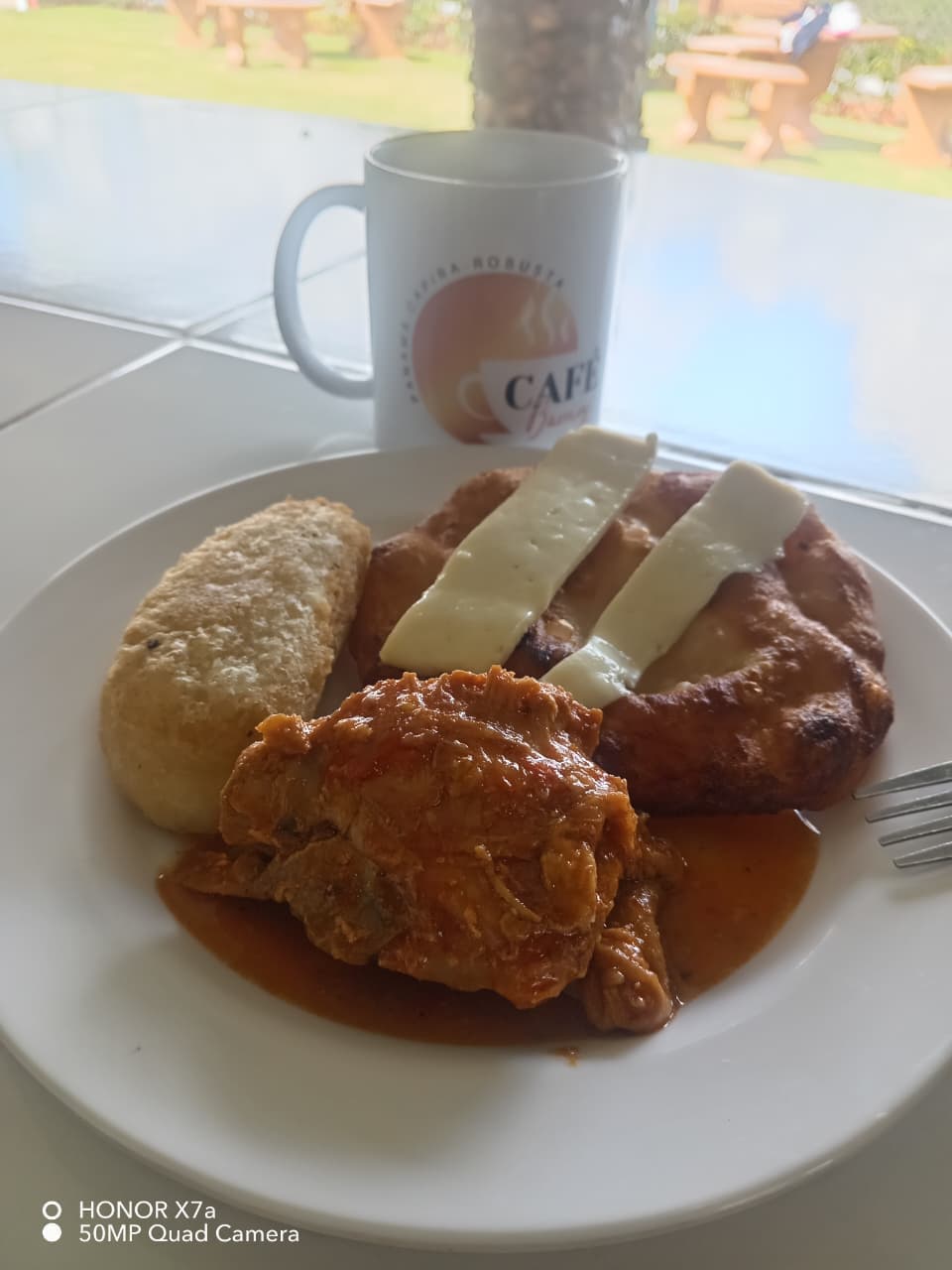 Comida de finca servida en mesa