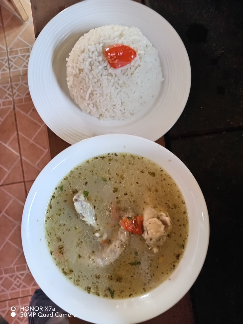 Almuerzo servido con arroz y carnes