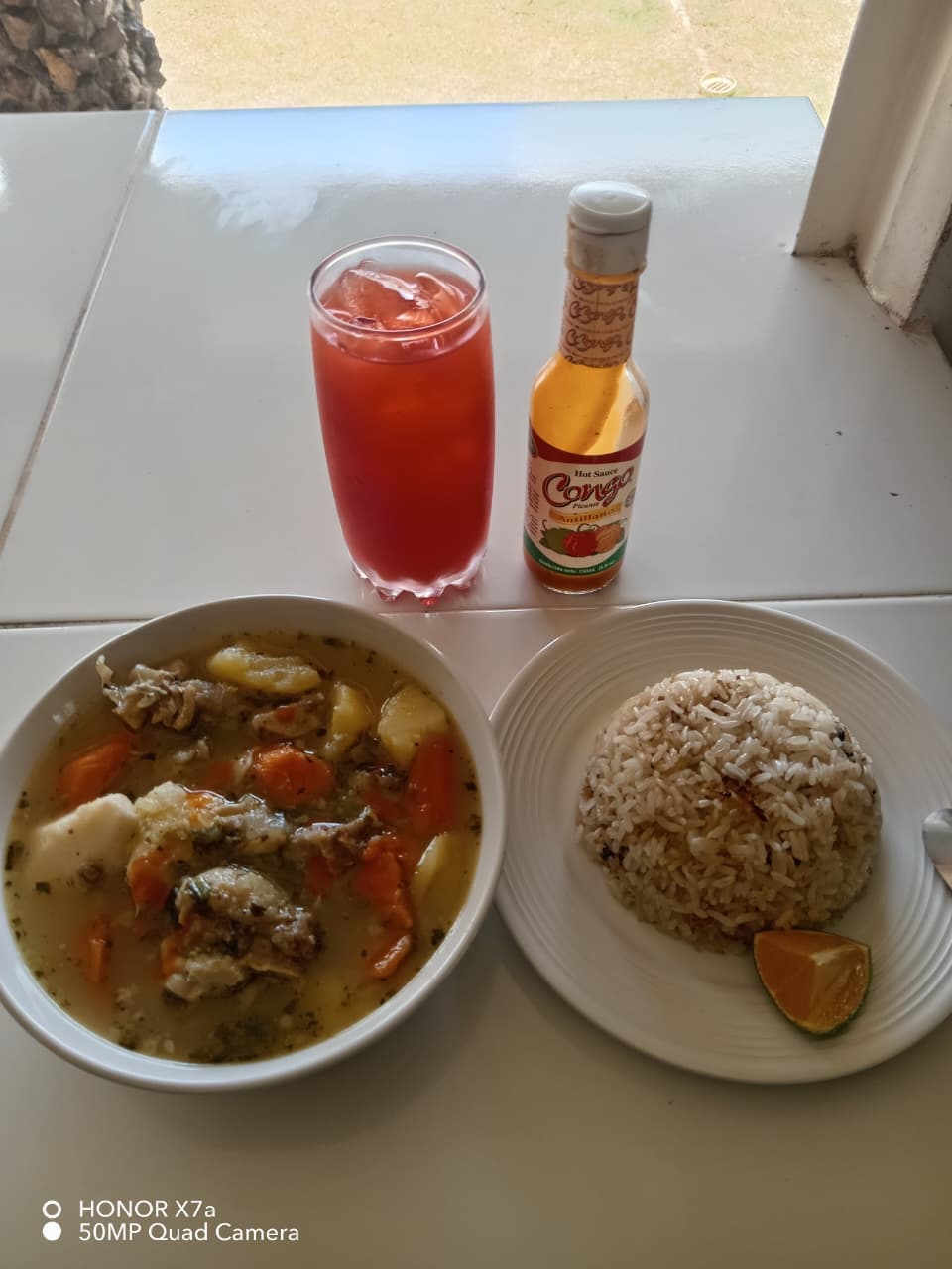 Plato con acompanamientos del restaurante