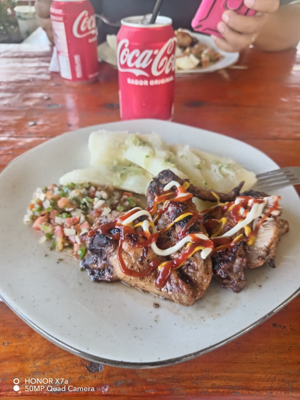 Almuerzo tradicional servido en plato