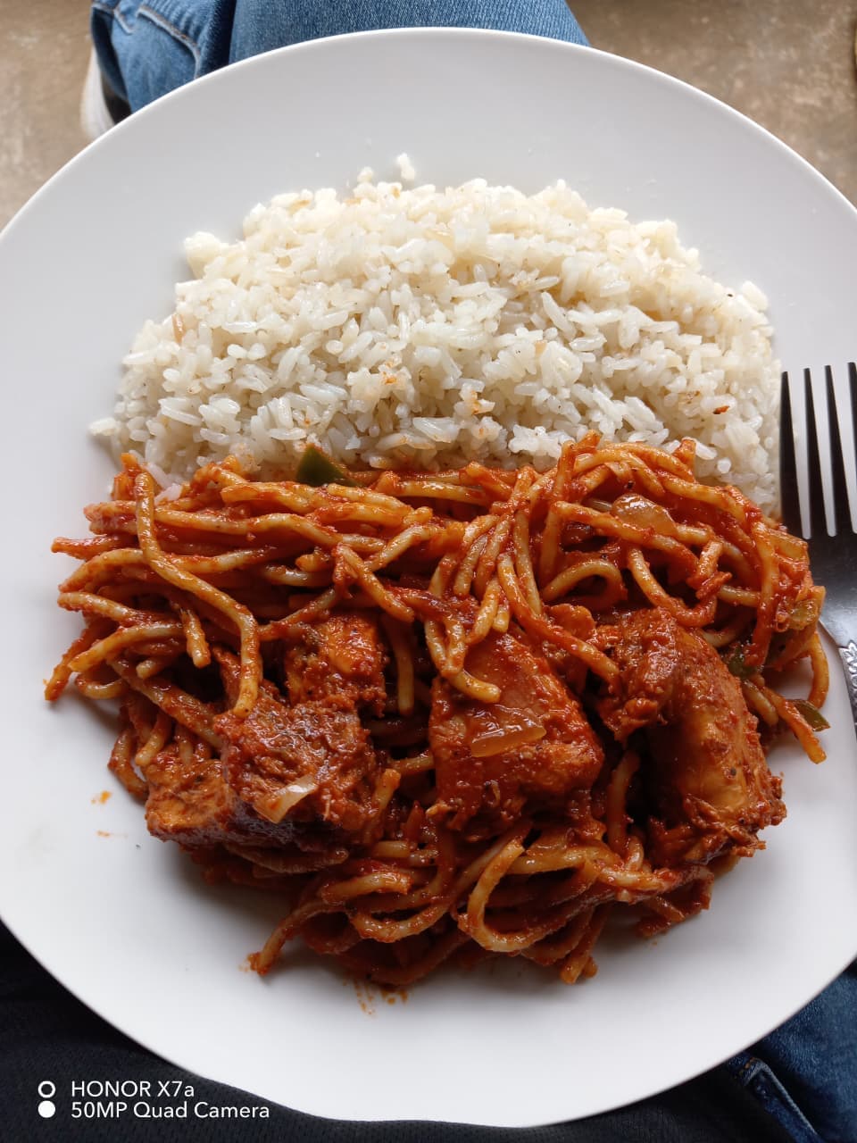 Plato de restaurante con guarniciones