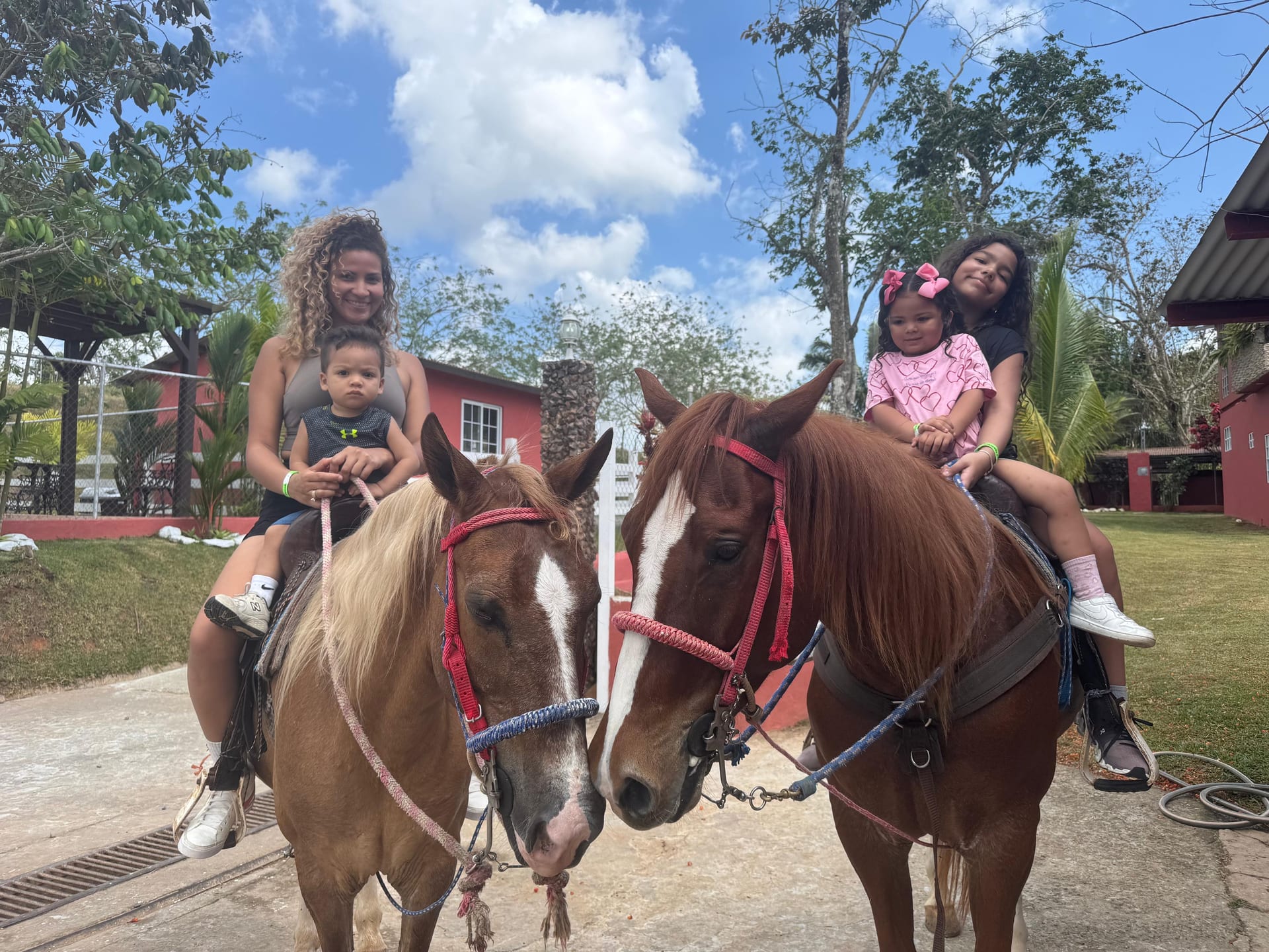 Visitantes montando a caballo en Hacienda Barrios