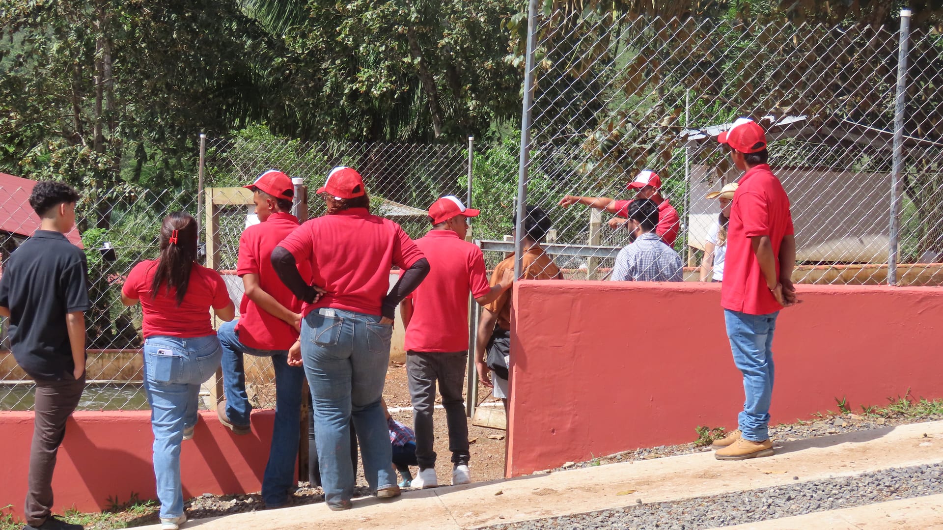 Grupo recorriendo la hacienda