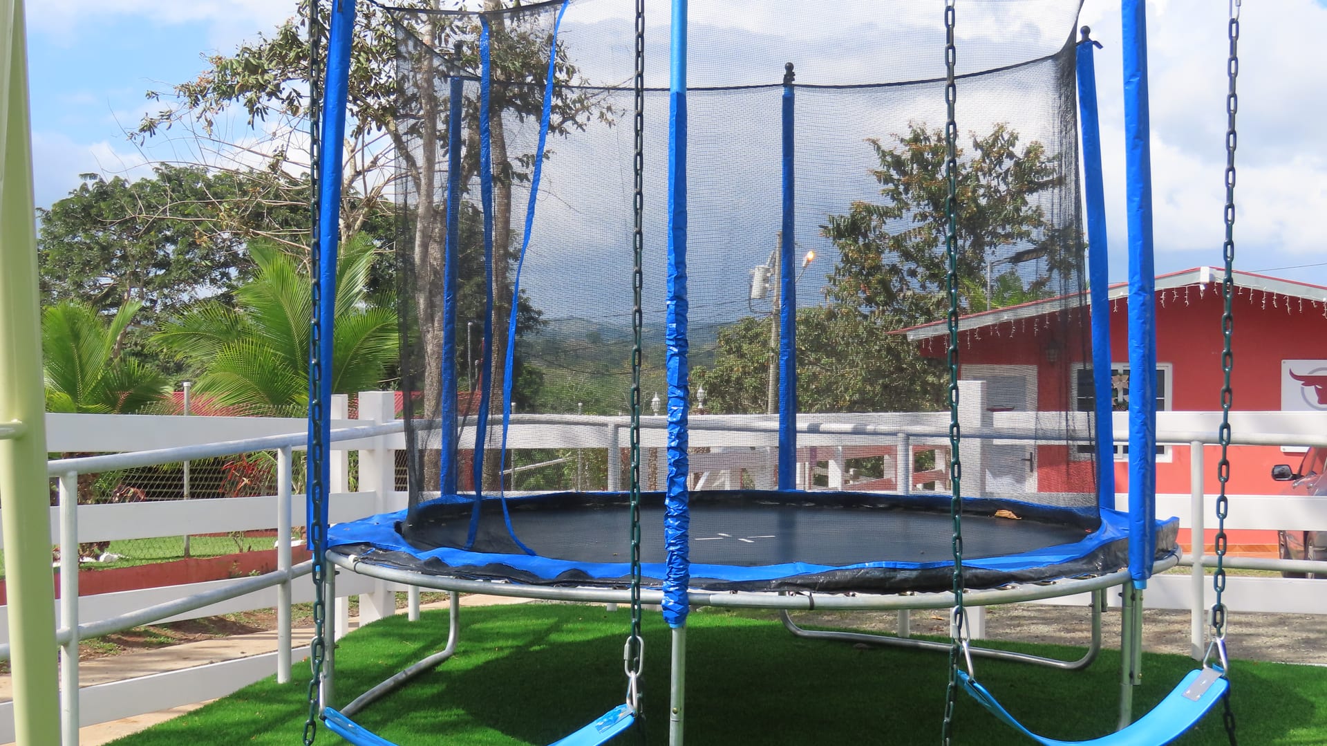Trampolín y espacios para reuniones familiares