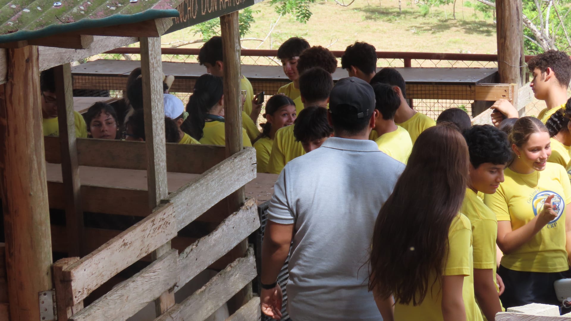 Grupo reunido durante el recorrido de finca