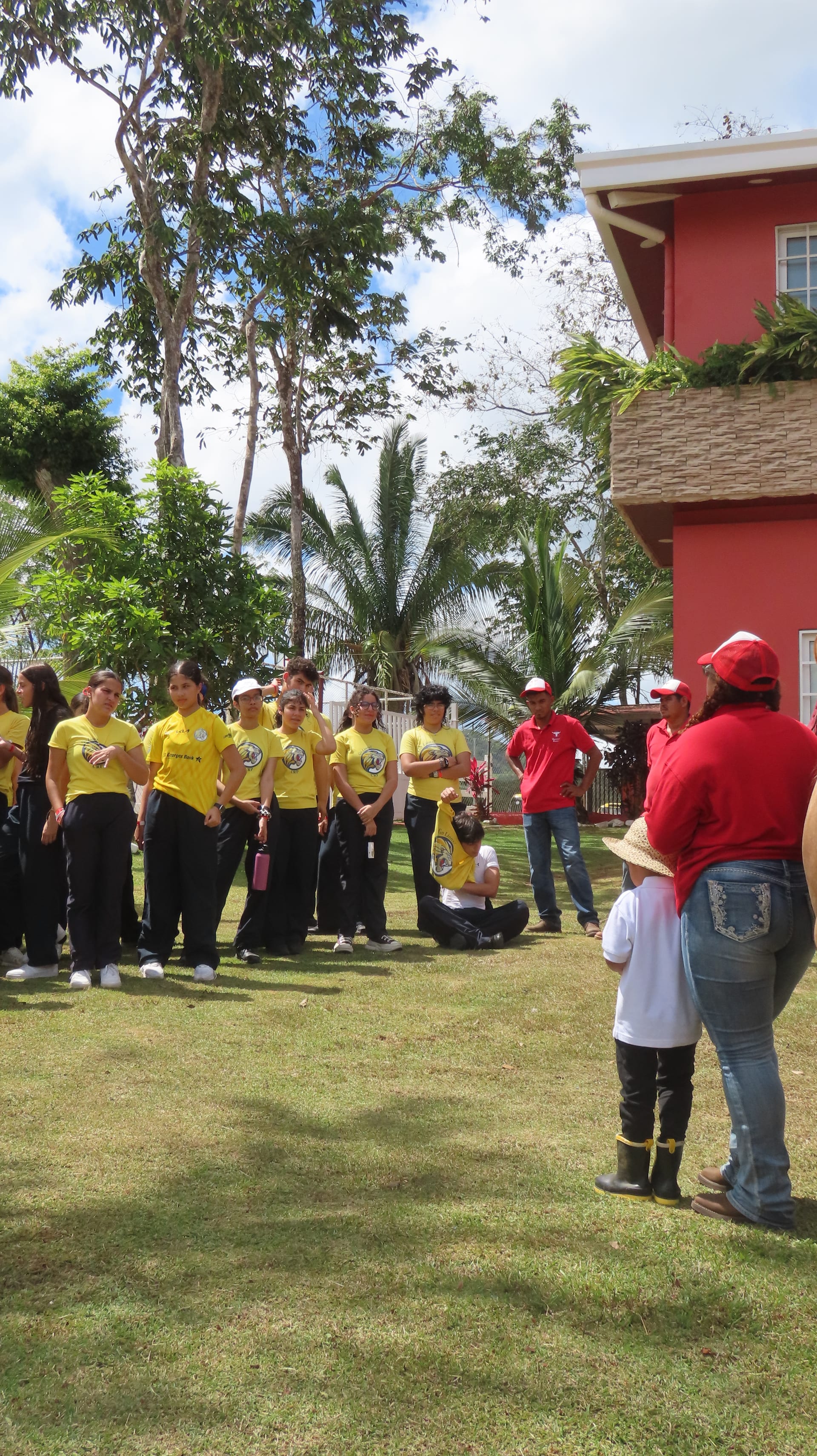 Visitante junto a caballo en Hacienda Barrios