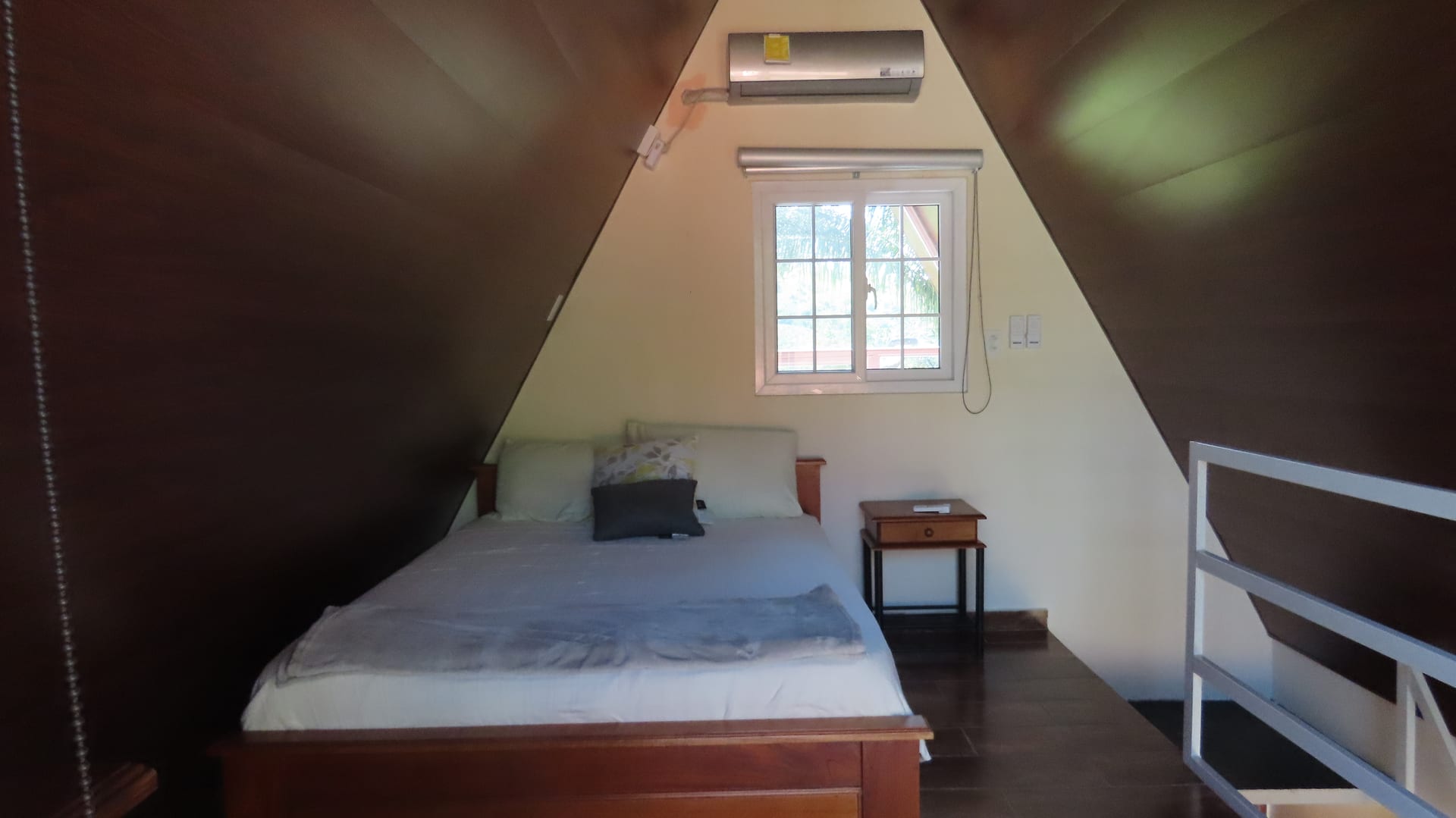 Dormitorio interior de cabaña