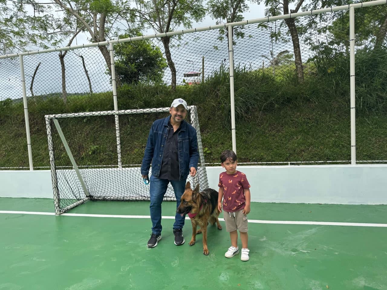 Pastor aleman con familia en Hacienda Barrios