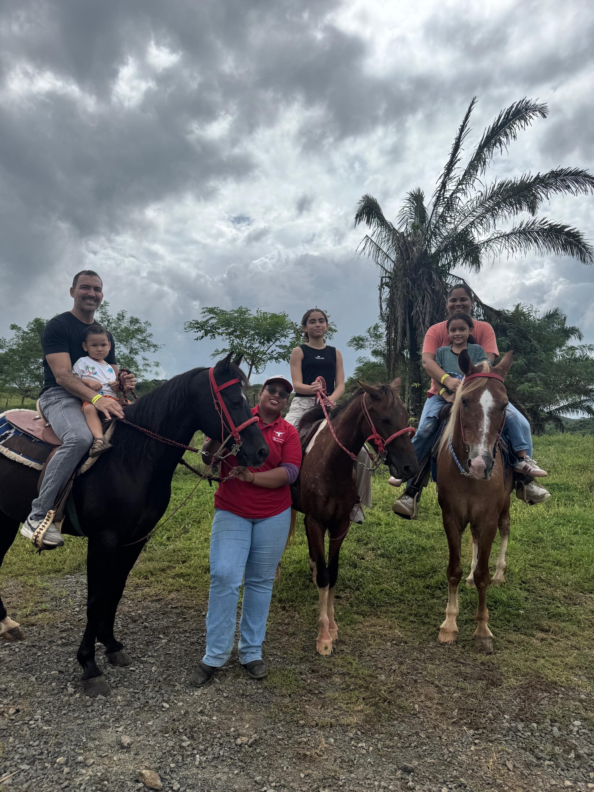 Grupo antes de iniciar una cabalgata