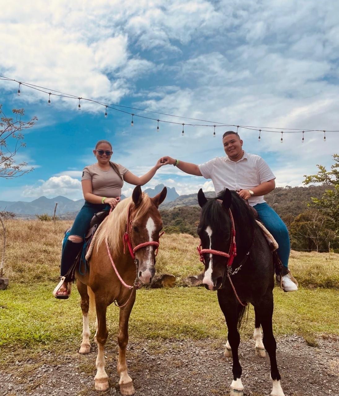 Visitantes durante una cabalgata en pareja